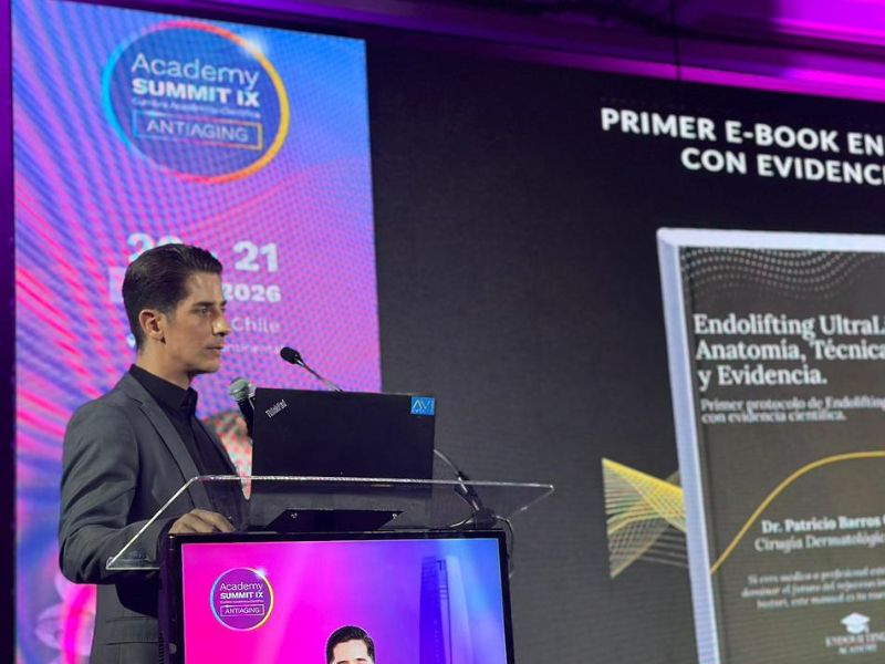 Dr. Patricio Barros Lanzando Libro en Academy Summit IX
